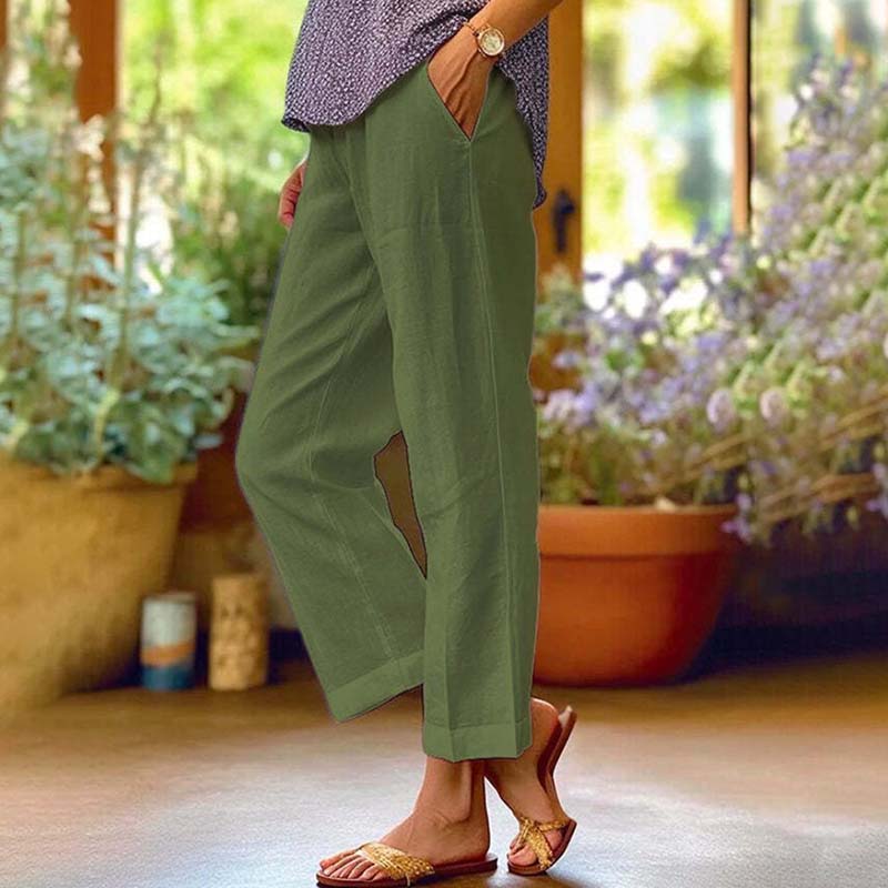 Pantalon relaxed classique Danoir Paris Vayla, coupe décontractée, en tissu doux, porté avec une ceinture beige.