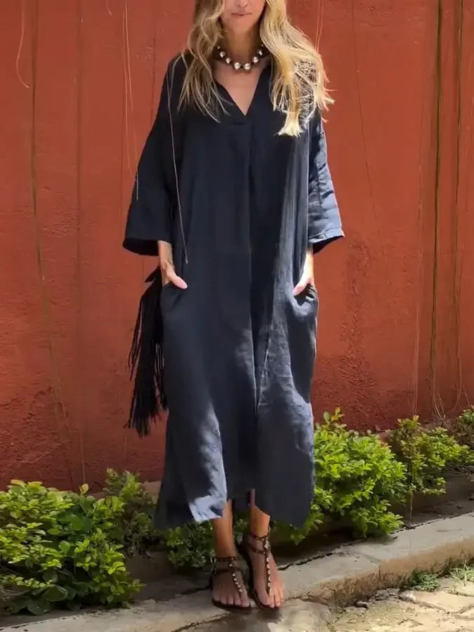 Robe longue décontractée Fiora de Danoir Paris portée, en tissu fluide et confortable, couleur neutre, style élégant et décontracté.