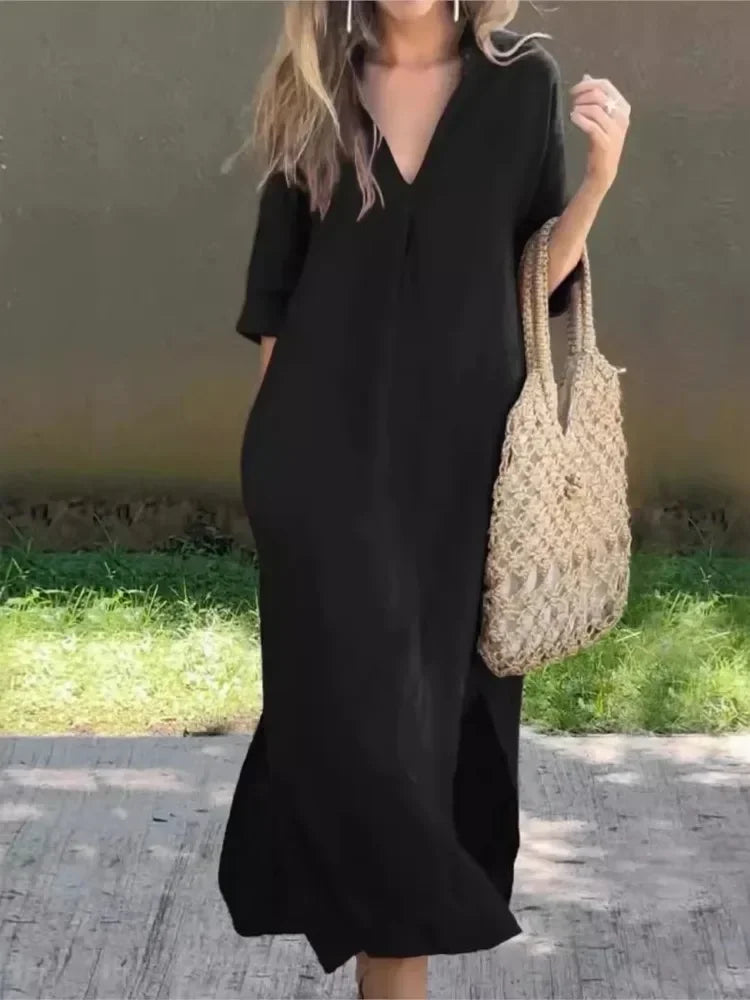 Robe longue décontractée Fiora par Danoir Paris, tissu fluide et confortable, portée avec col rond et manches longues.