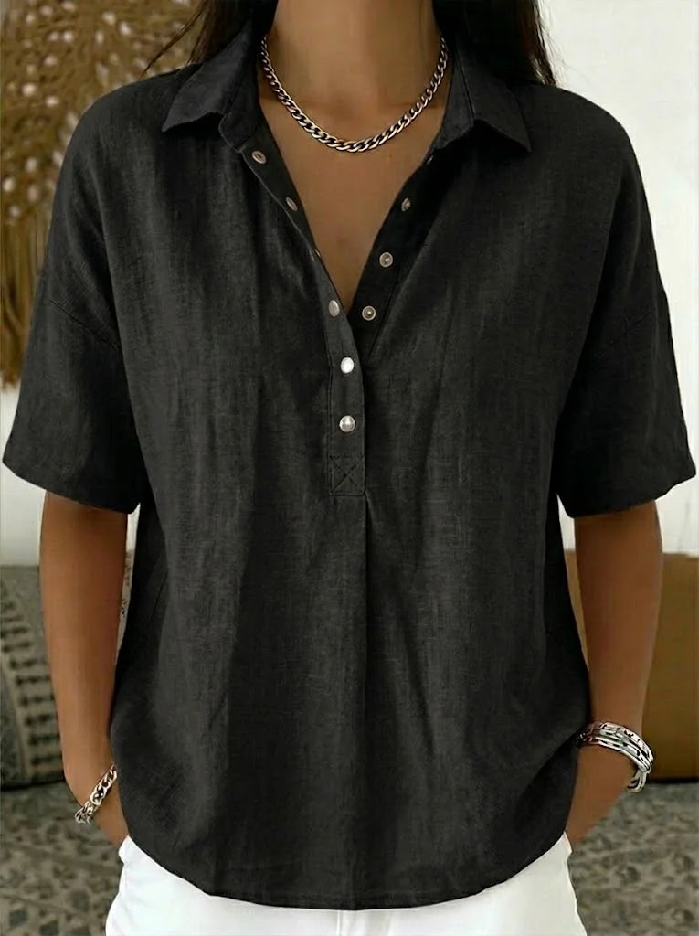 Blouse à col Hélène™ de Danoir Paris, tissu léger, coupe élégante, portée avec manches longues et détails soignés.