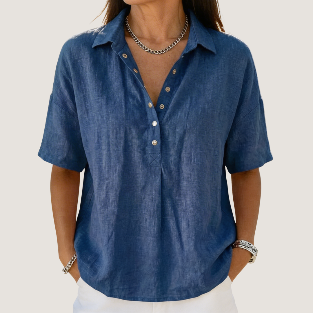 Blouse à col Hélène™ de Danoir Paris, en tissu léger, avec col classique, portée sur mannequin blanc.