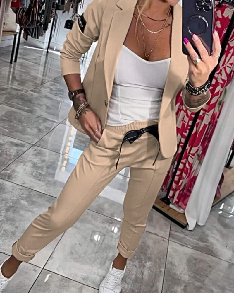 Ensemble Malou de Danoir Paris avec haut, veste et pantalon, présenté sur un fond neutre, mettant en valeur le style moderne.