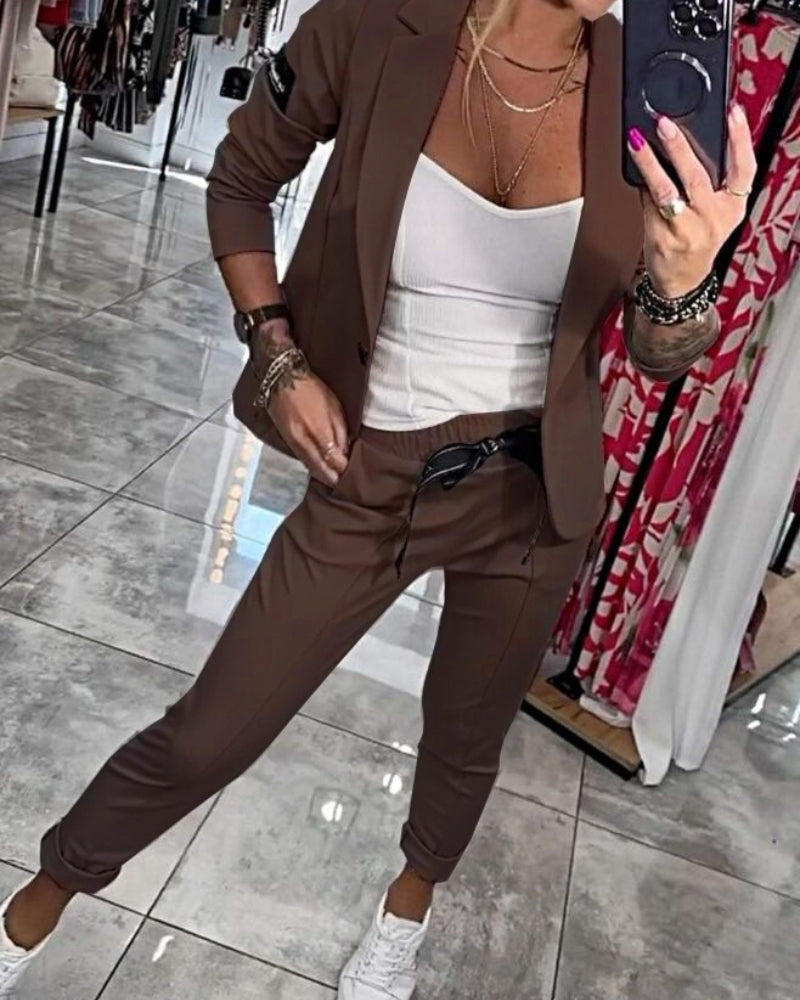 Ensemble Malou de Danoir Paris avec haut, veste et pantalon en tissu doux, porté par une mannequin.
