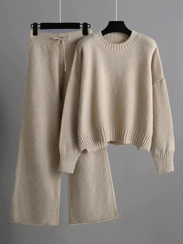 Ensemble tricoté chic Cécile par Danoir Paris, vêtements élégants en laine douce, vue de l'ensemble porté sur mannequin.