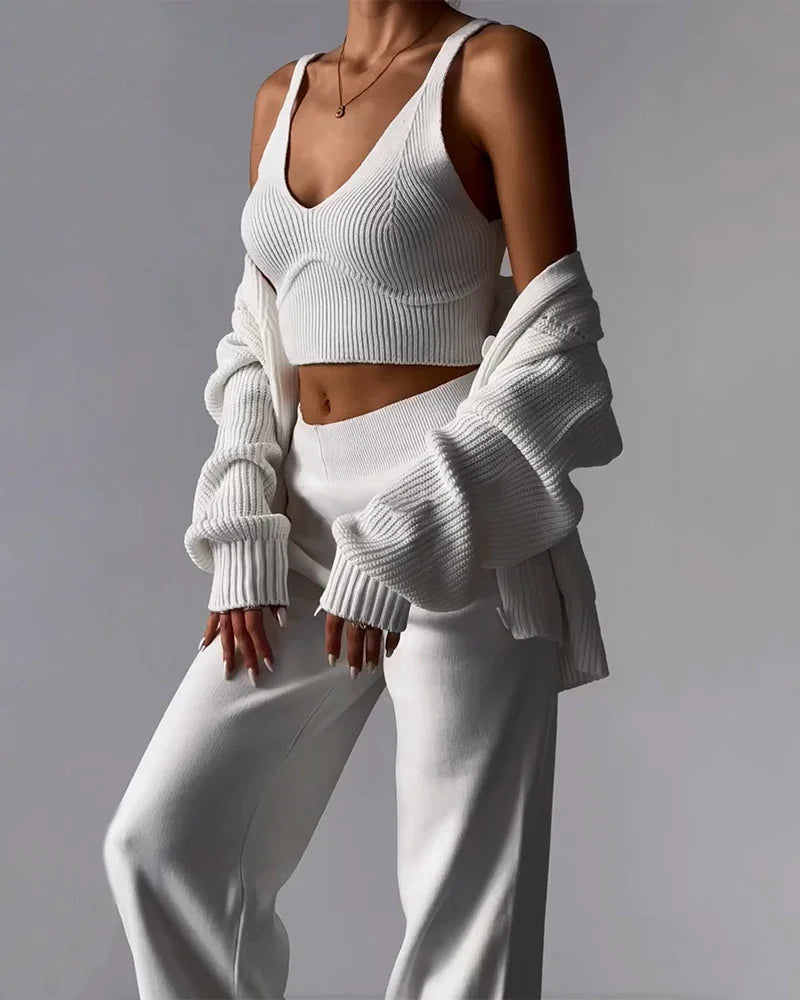 Ensemble tricoté élégant Amandine de Danoir Paris, pull et pantalon en maille douce, porté par un mannequin.