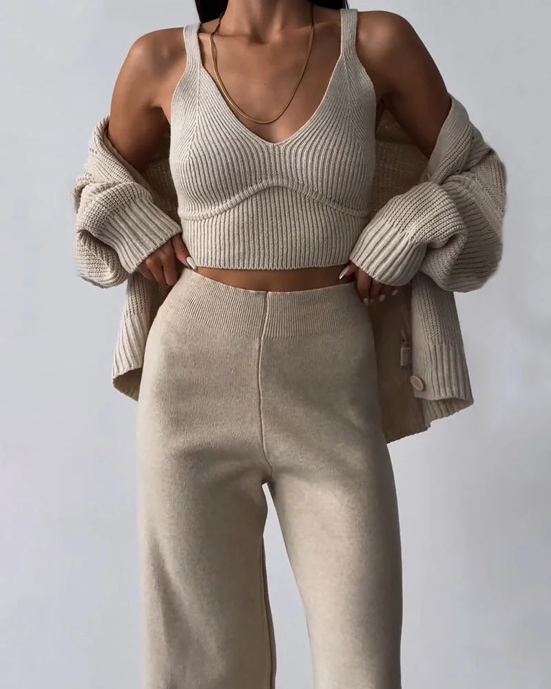 Ensemble tricoté élégant Amandine by Danoir Paris, comprenant un pull et une jupe en maille douce, porté dans une tenue sophistiquée.