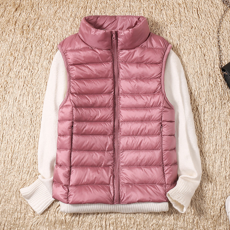 Gilet élégant en duvet Saphire de Danoir Paris, couleur kaki, taille XS, porté de face, tissu doux et finition soignée