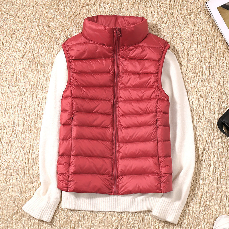 Gilet élégant en duvet Danoir Paris Saphire, kaki, taille XS, porté en extérieur, détails du tissu et de la coupe.