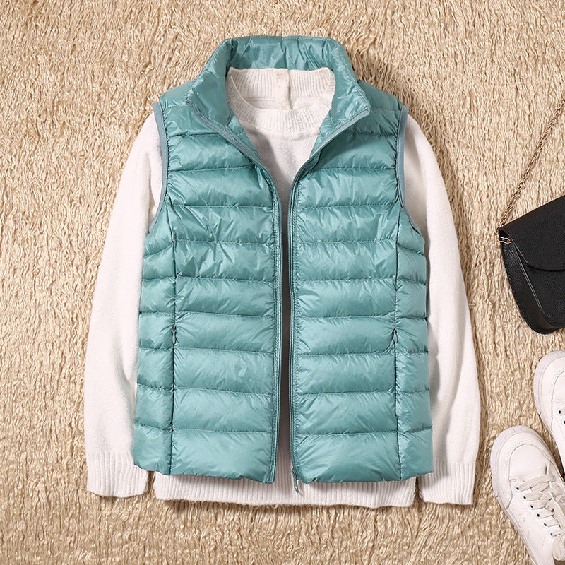 Gilet élégant en duvet Saphire de Danoir Paris, tissu kaki, coupe ajustée, porté sur un fond neutre.