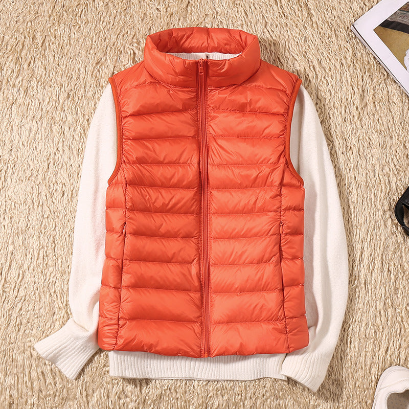 Gilet élégant en duvet kaki Saphire de Danoir Paris, veste légère et chic pour femme, vue de face.