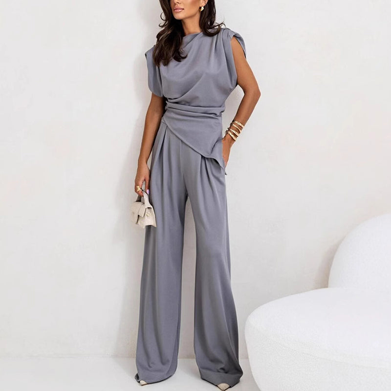 Ensemble deux pièces Charlène de Danoir Paris, vêtement élégant avec top et pantalon en tissu fluide, porté par une mannequin.