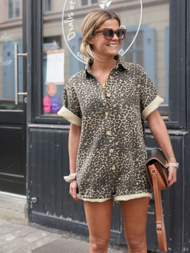 Combinaison décontractée Nikki Léopard de Danoir Paris, tissu léger avec motif animal, portée sur mannequin.