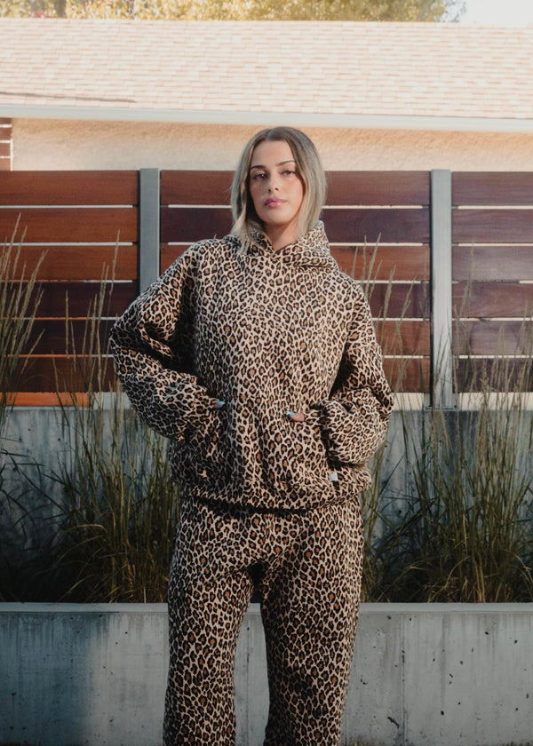 Sweat à capuche léopard chic Noémie de Danoir Paris, en tissu doux avec motif animal print, porté sur un mannequin.