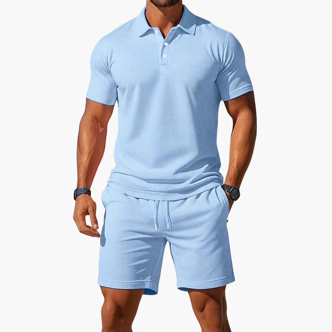 Ensemble polo élégant Milan de Danoir Paris, chemise blanche et pantalon assorti, vue de face sur mannequin.