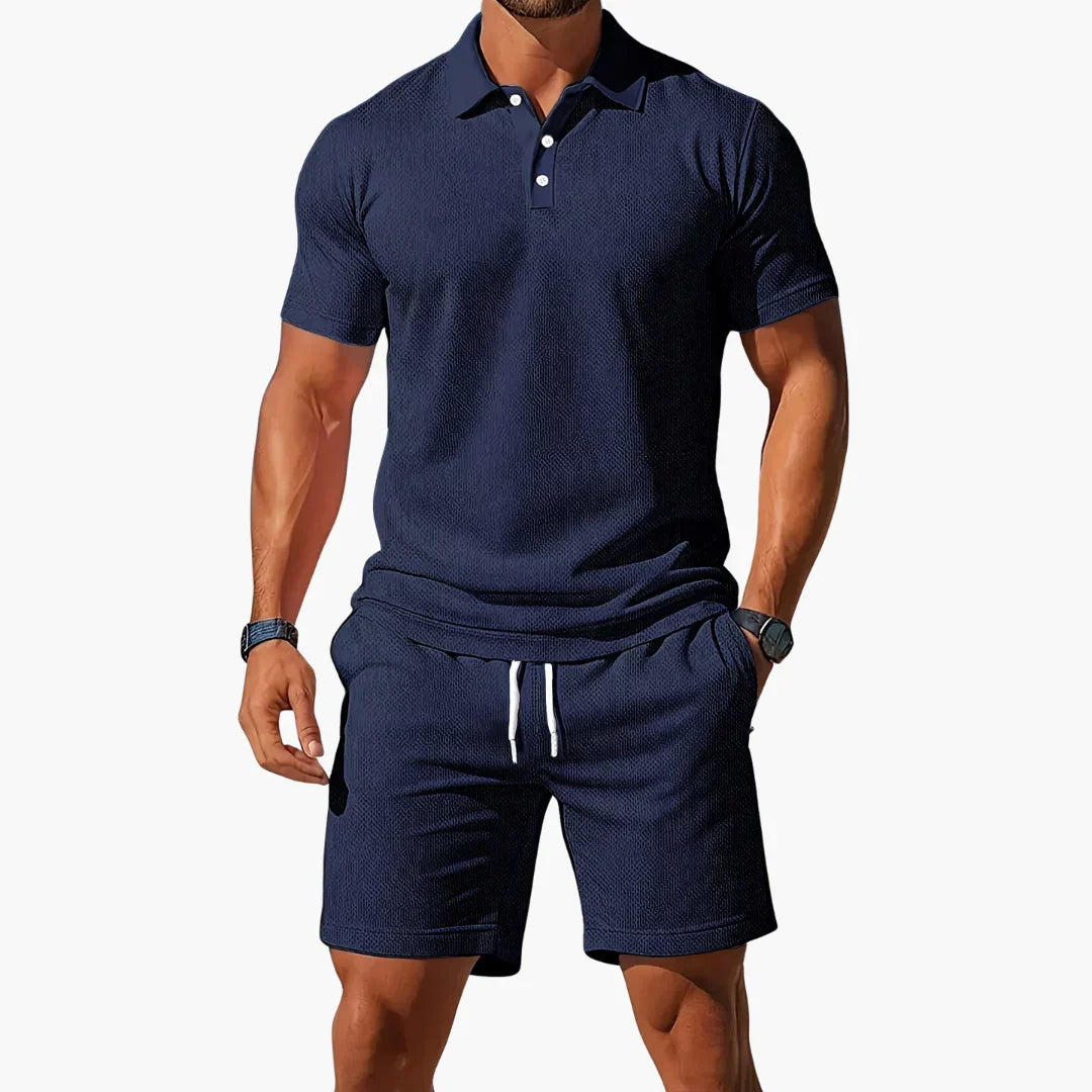 Ensemble polo élégant Milan de Danoir Paris, comprenant un polo blanc et un pantalon assorti, porté par un mannequin.