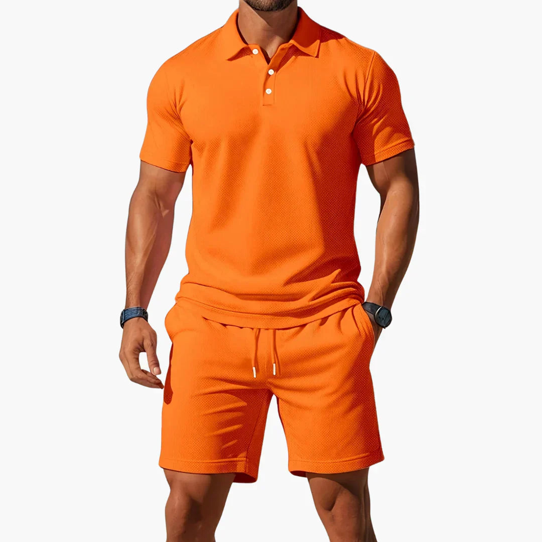 Ensemble polo élégant Milan de Danoir Paris, chemise et pantalon assortis, porté par un mannequin dans une tenue sophistiquée.