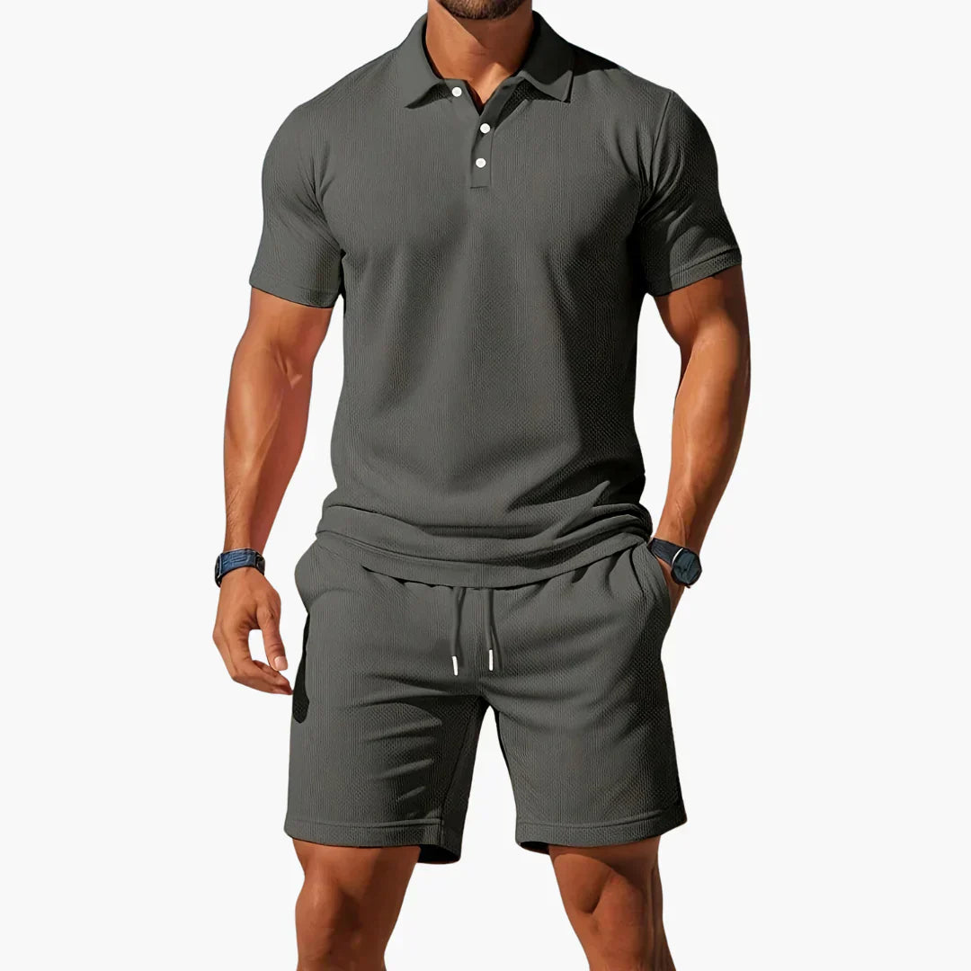 Ensemble polo élégant Milan de Danoir Paris, avec chemise et pantalon, porté par un mannequin dans un cadre intérieur.