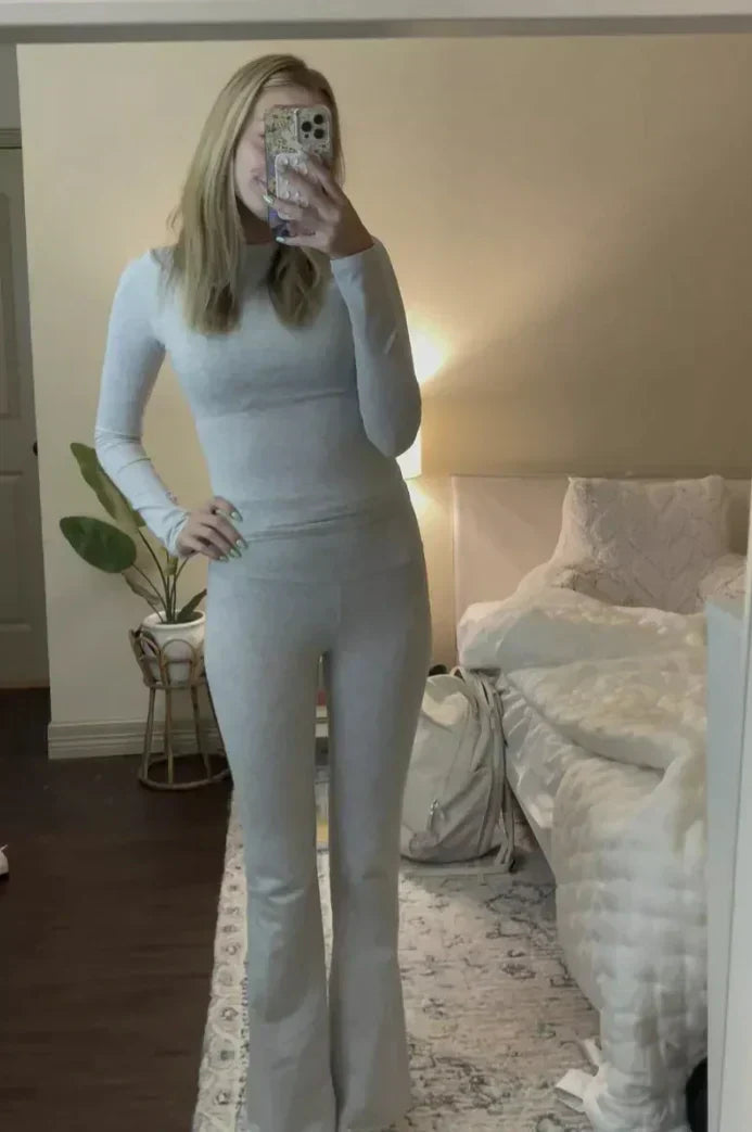 Ensemble lounge Coralie de Danoir Paris, vêtement confortable en tissu doux, couleur neutre, porté sur un mannequin.