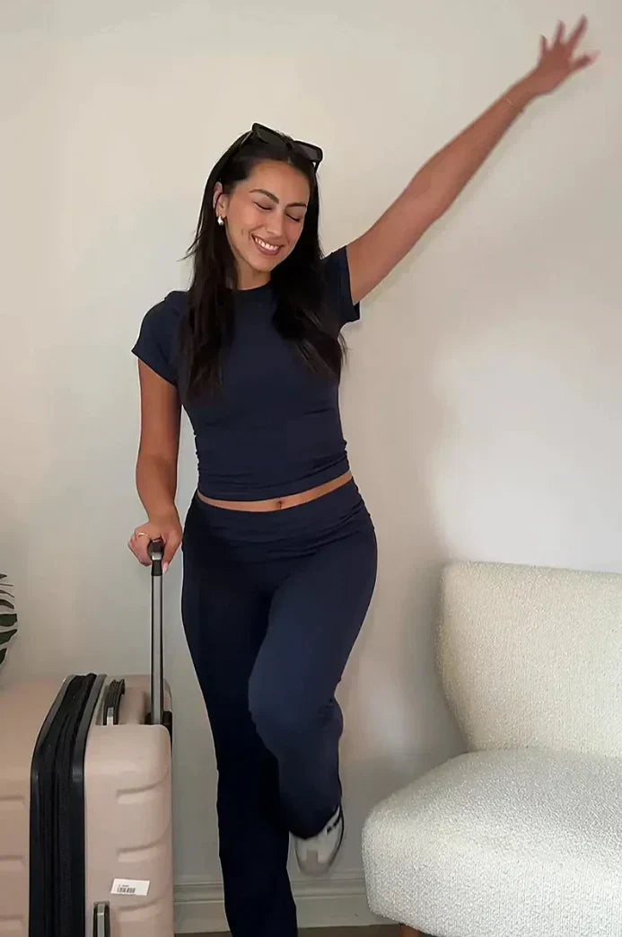 Ensemble lounge Coralie de Danoir Paris, vêtements confortables en tissu doux, porté par une personne assise.