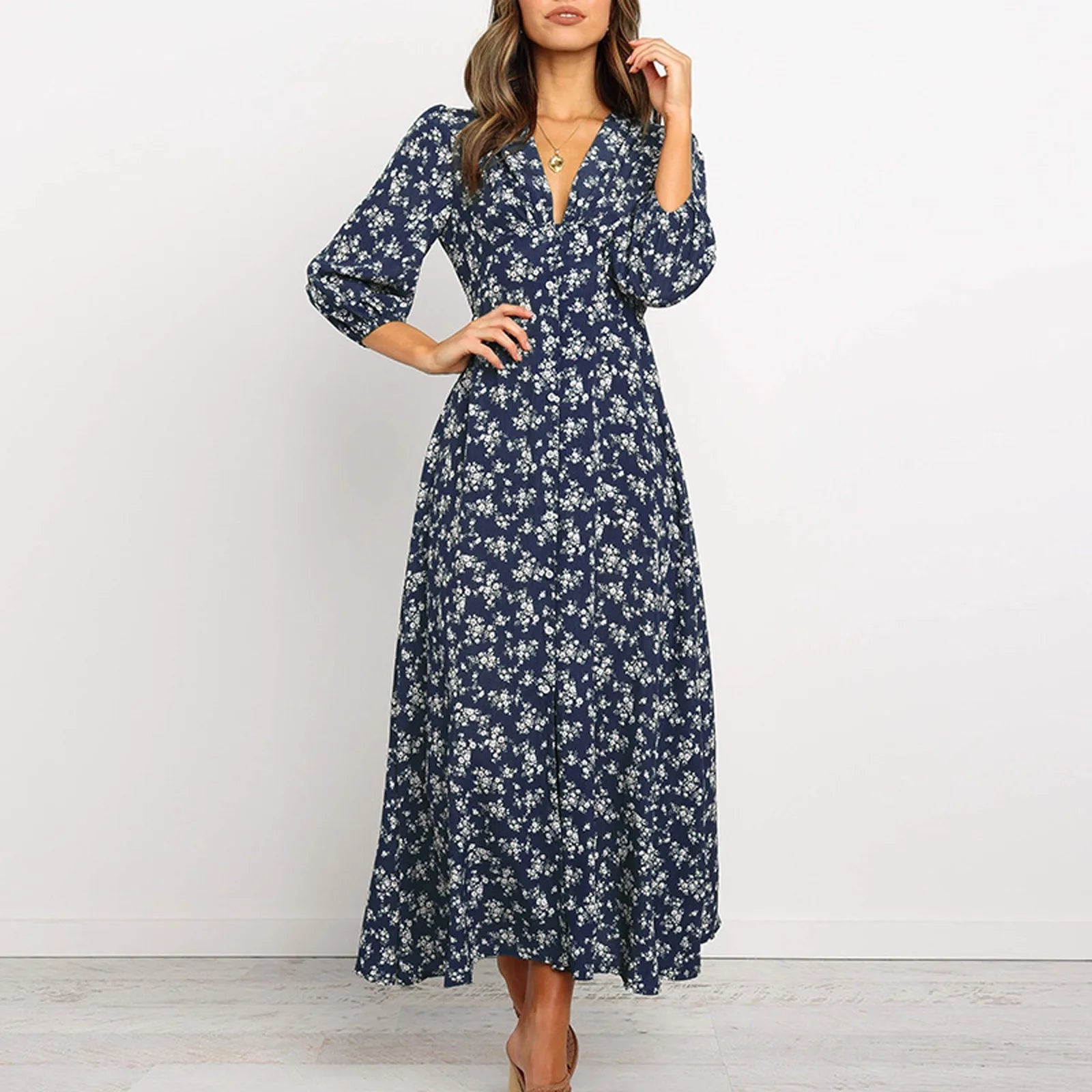 Robe fleurie élégante Jane par Danoir Paris, tissu léger avec motif floral, portée sur mannequin blanc.