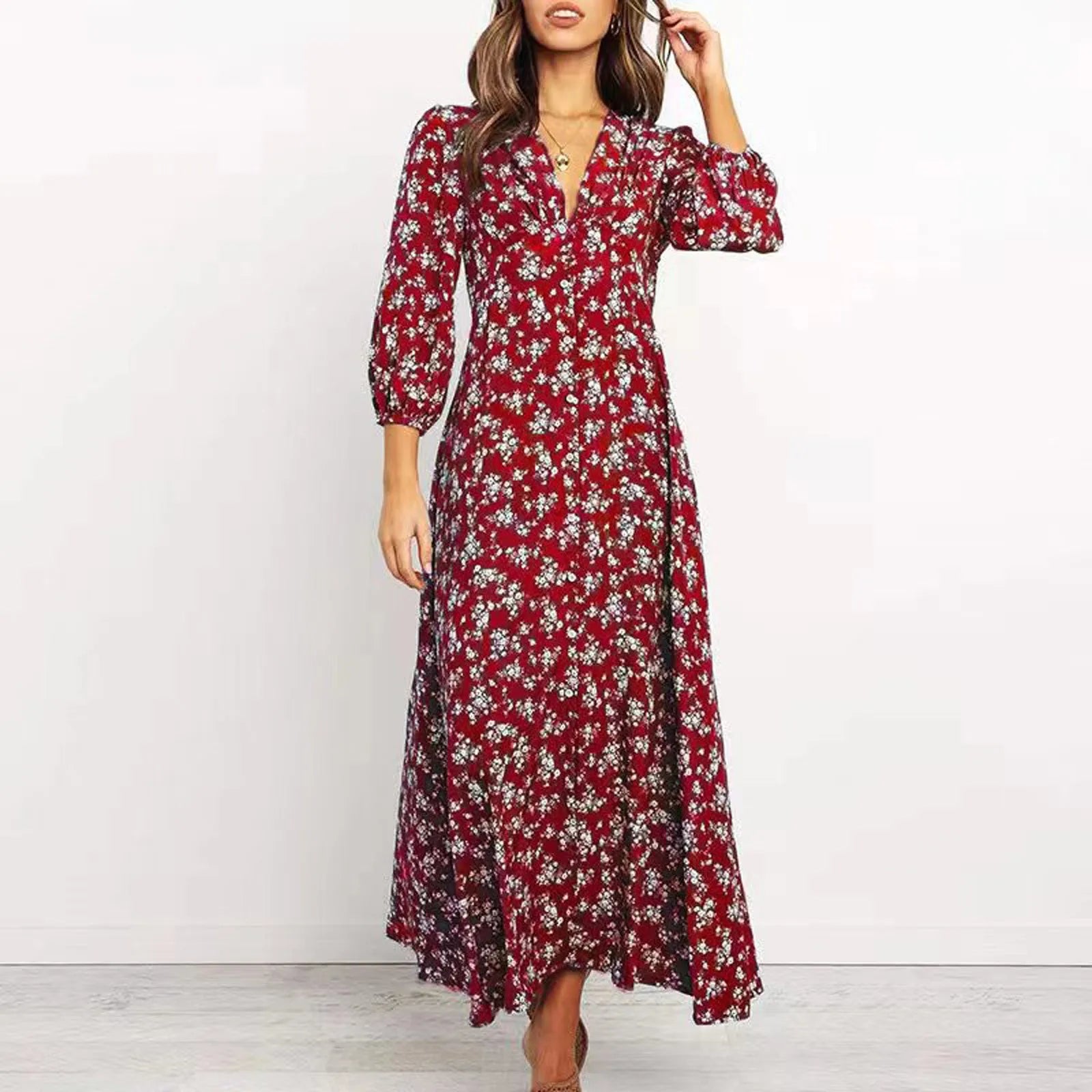 Robe fleurie élégante Jane de Danoir Paris, tissu léger avec motifs floraux, portée à la taille avec décolleté en V.