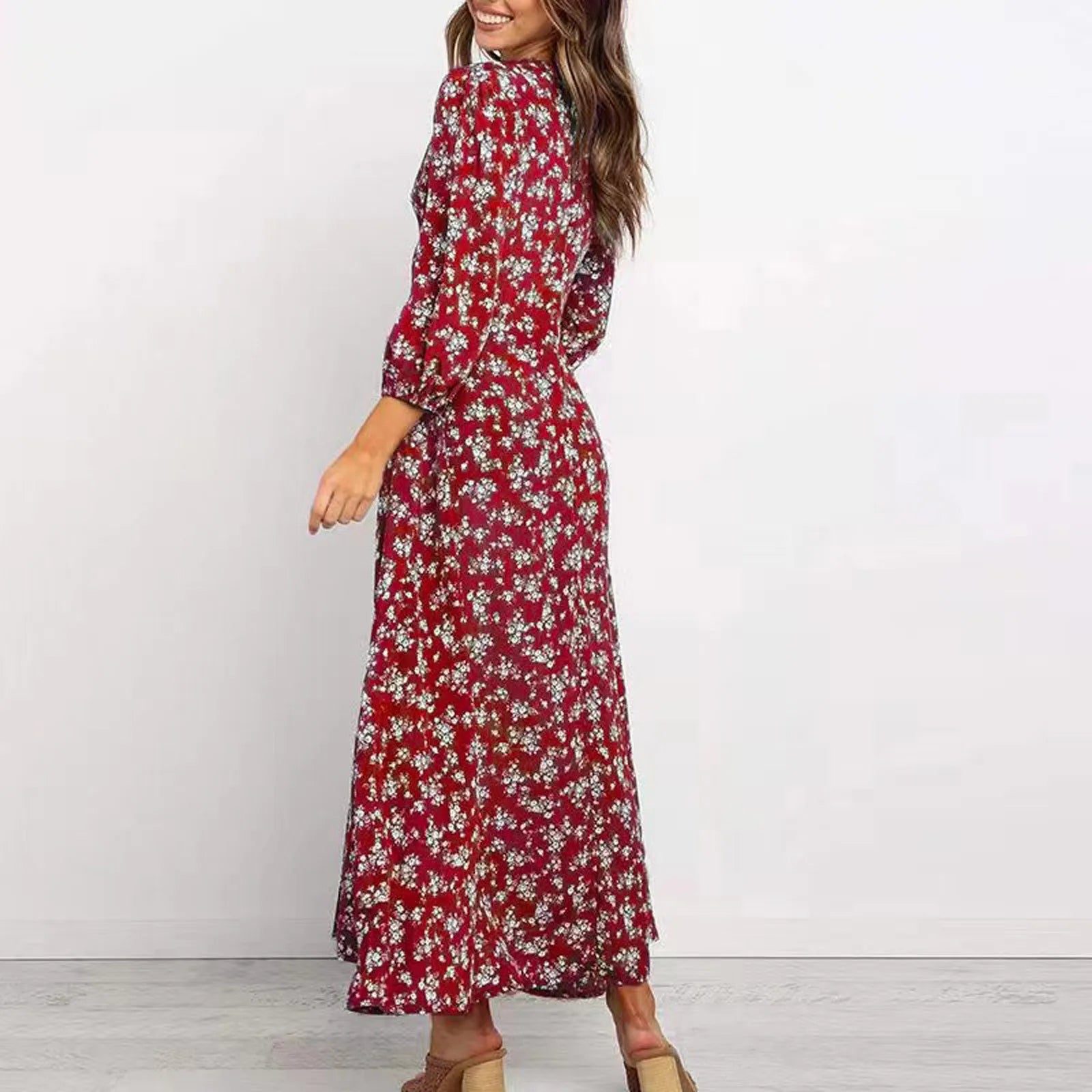 Robe fleurie élégante Jane de Danoir Paris, tissu léger avec motifs floraux, portée avec élégance.