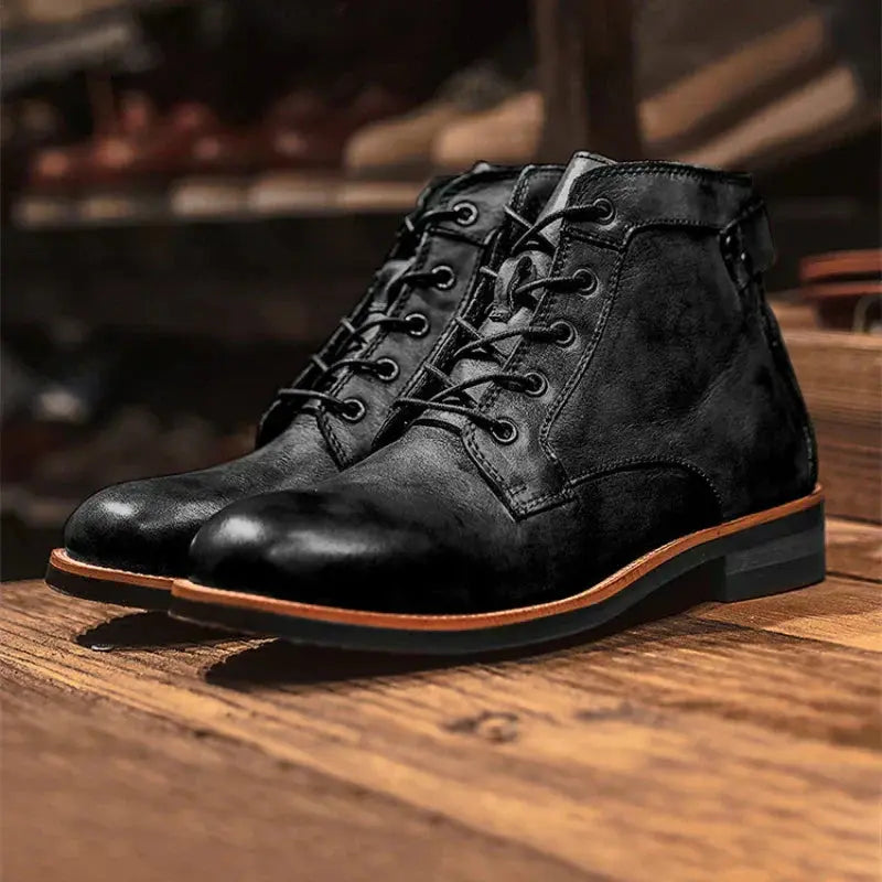 Bottes en cuir Hunter™ pour homme de Danoir Paris, montrant la tige en cuir noir et la semelle robuste sur fond neutre.