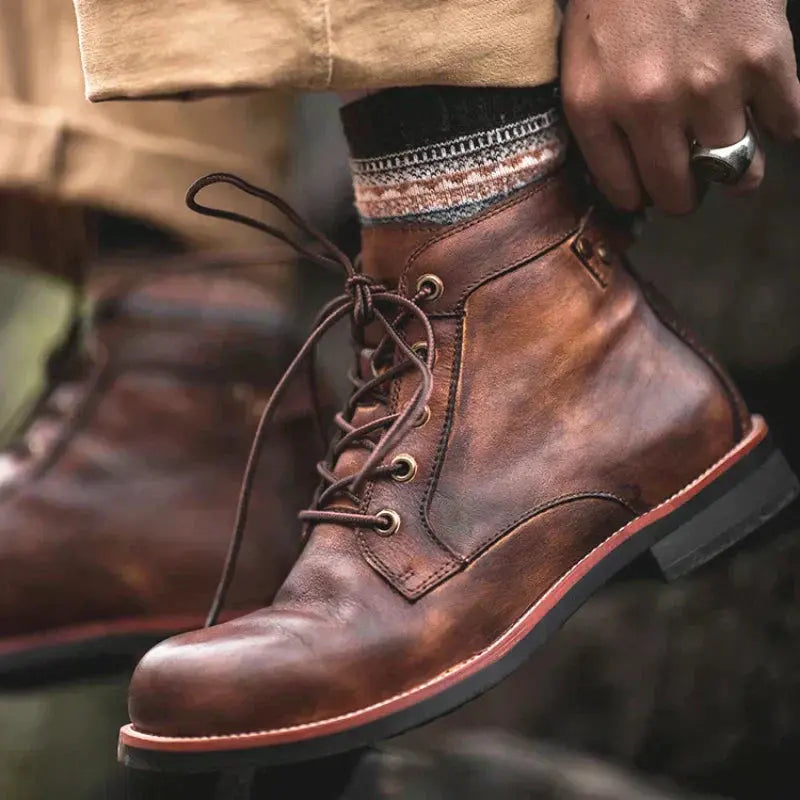 Bottes en cuir pour homme Hunter™ Danoir Paris, chaussures élégantes en cuir noir avec semelle robuste.