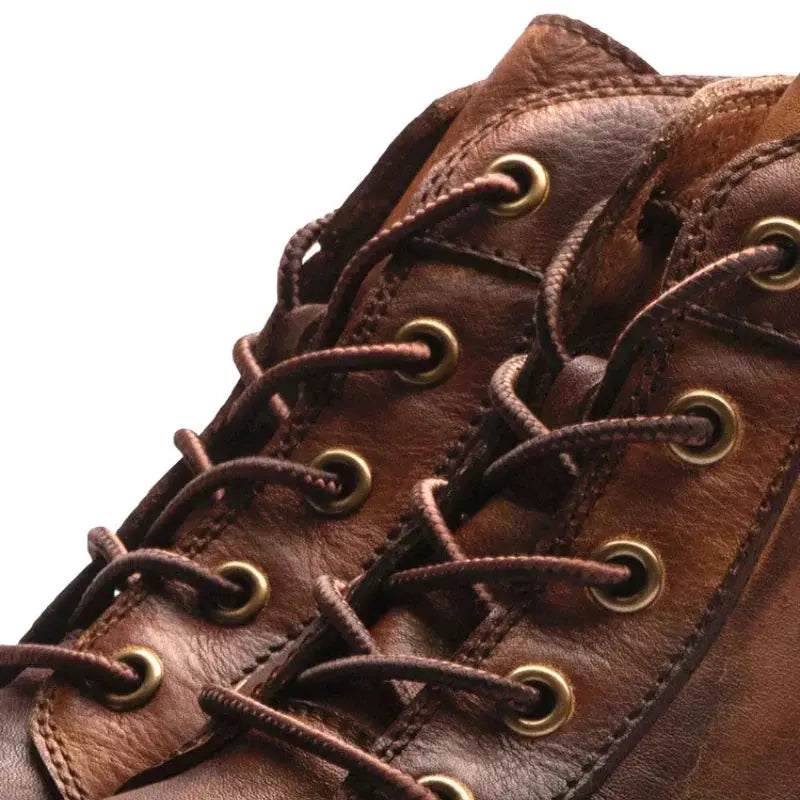 Bottes en cuir Hunter™ pour homme de Danoir Paris, montrant le design élégant et la texture du cuir noir.