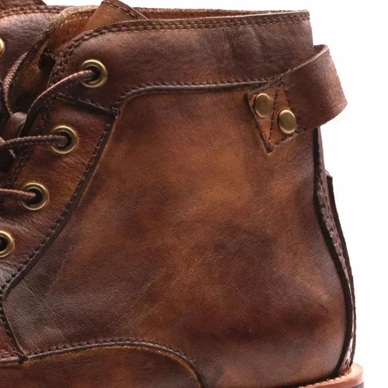 Bottes en cuir homme Hunter™ de Danoir Paris, élégantes et robustes, visibles en image avec lacets et finition en cuir noir.