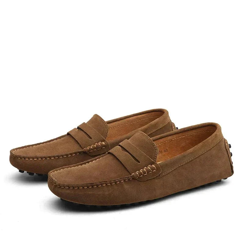 Mocassins classiques pour homme Danoir Paris en cuir suédé de style italien, vue en gros plan.