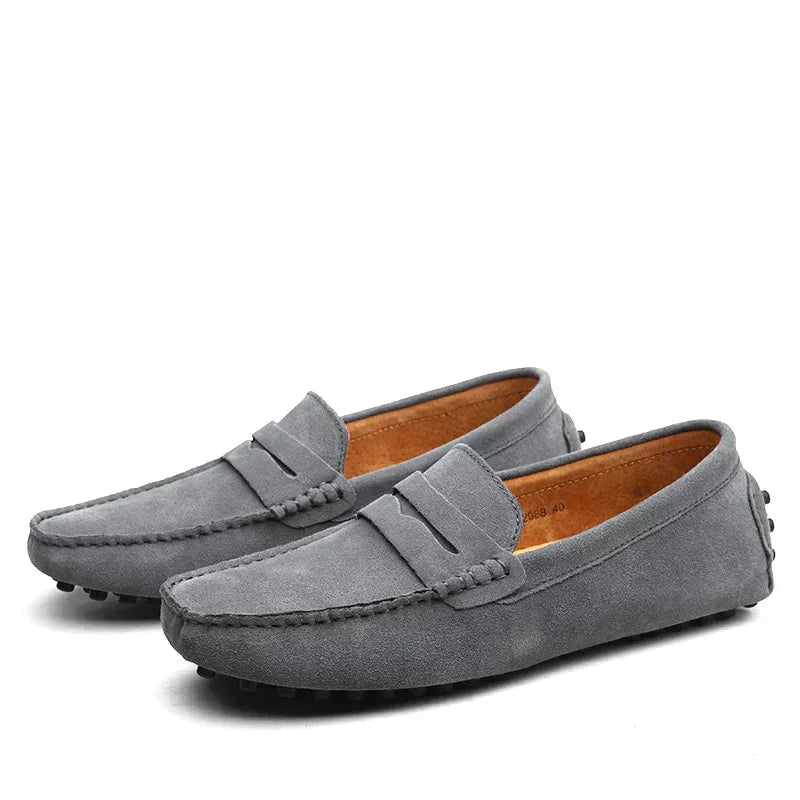 Mocassins classiques pour homme Danoir Paris en cuir sauvage de style italien, vue de côté.