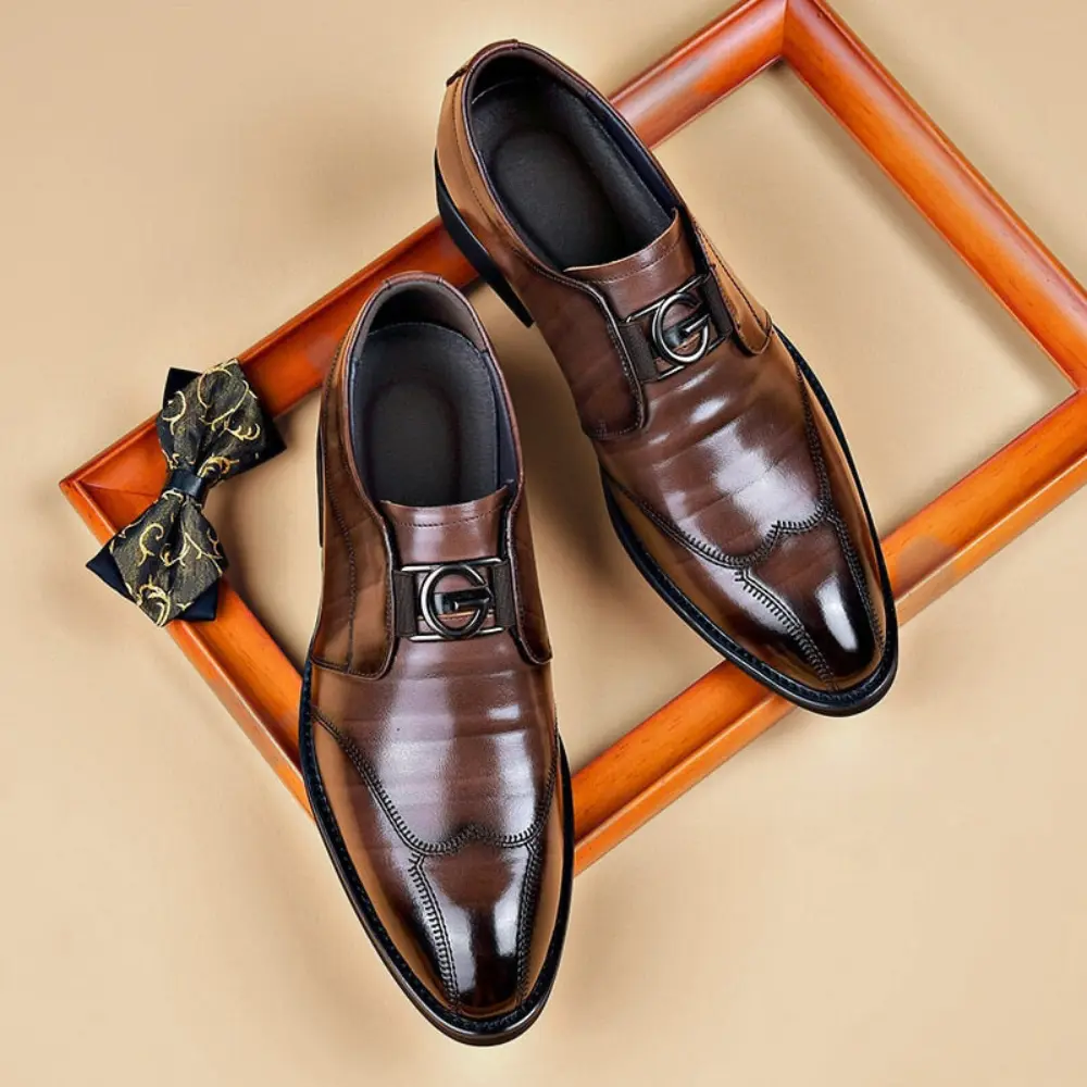 Chaussures en cuir faites à la main Giovanni™ par Danoir Paris, montre la finition élégante et le design artisanal.