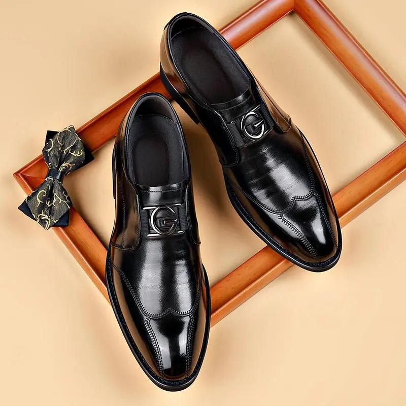 Chaussures en cuir Giovanni™ faites à la main par Danoir Paris, vue de côté, avec finition élégante et semelle en cuir.