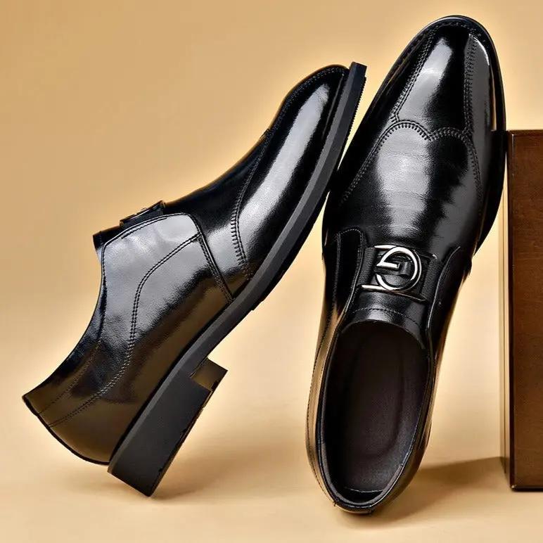 Chaussures en cuir faites à la main Giovanni™ de Danoir Paris, élégantes et artisanales, en cuir brun clair.