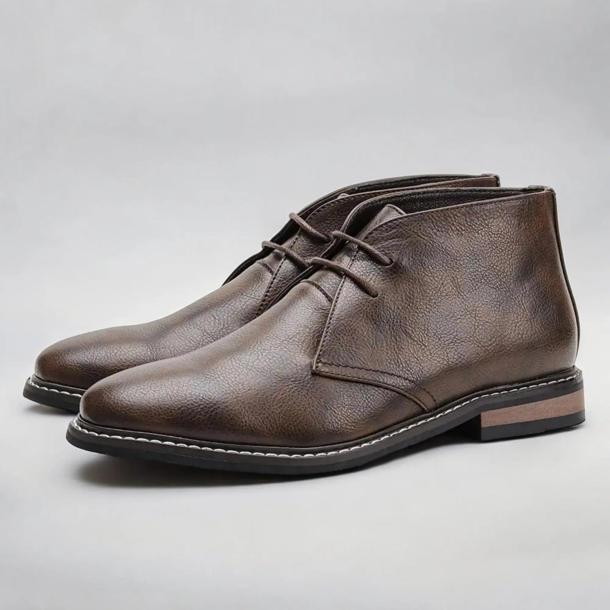 Bottines Chukka en cuir Herold™ de Danoir Paris, élégantes, en cuir noir, avec lacets et semelle robuste, vues de face.