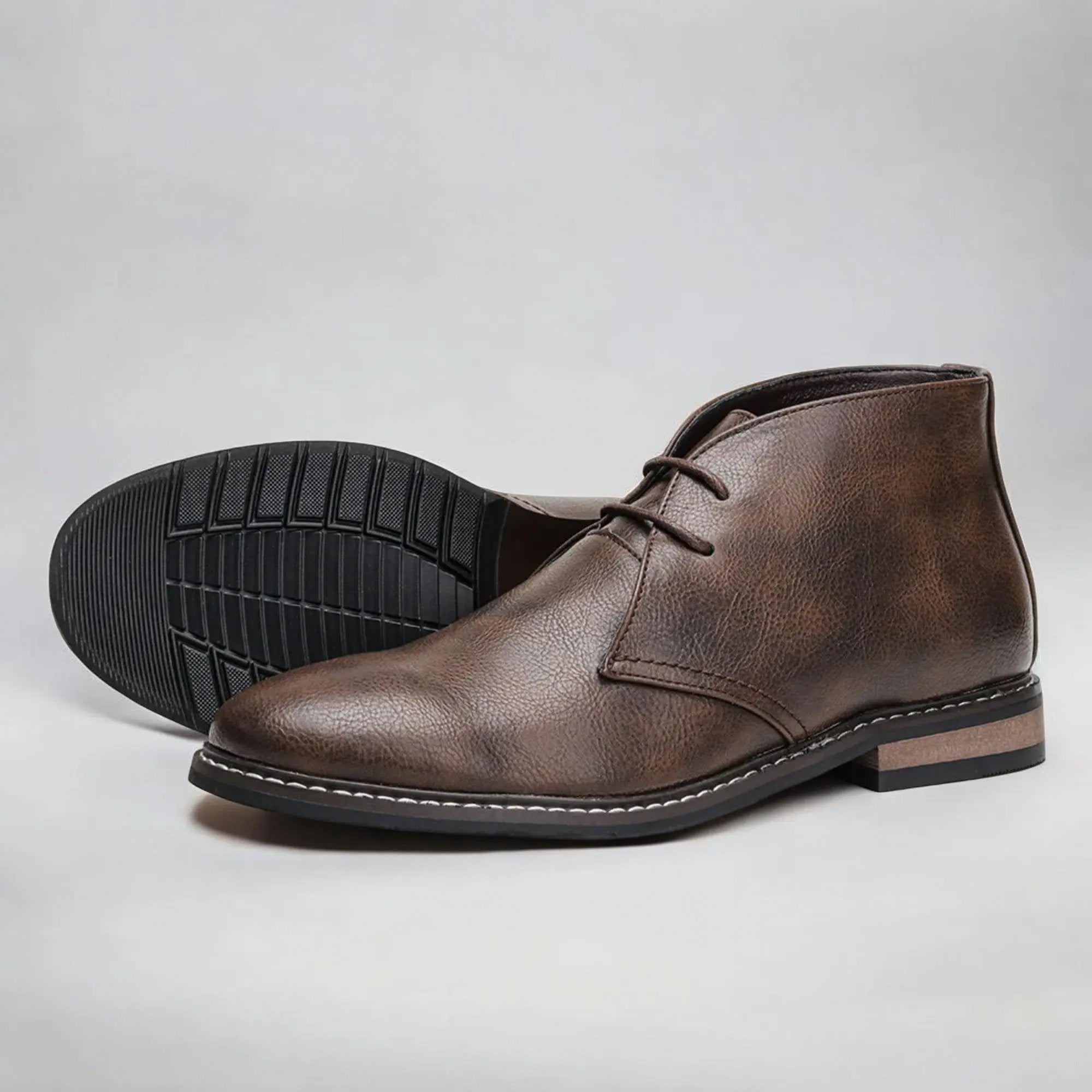 Bottines chukka en cuir Herold™ de Danoir Paris, élégantes et confortables, avec lacets et semelle en caoutchouc, vue de face.