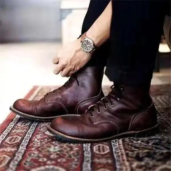 Chaussures en cuir Jason™ de Danoir Paris, élégantes et sophistiquées, visibles avec lacets et finition en cuir noir.