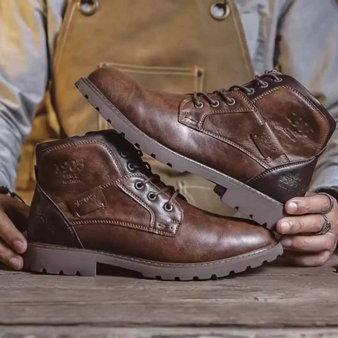 Bottes en cuir vintage Aaron™ de Danoir Paris, style élégant avec finitions classiques, visibles en image.