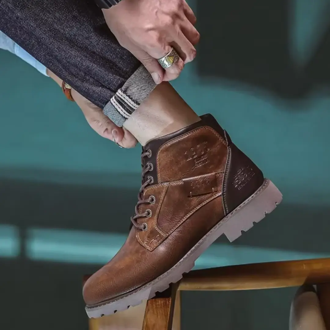 Bottes en cuir vintage Aaron™ de Danoir Paris, avec semelle robuste et design classique, visibles en gros plan.