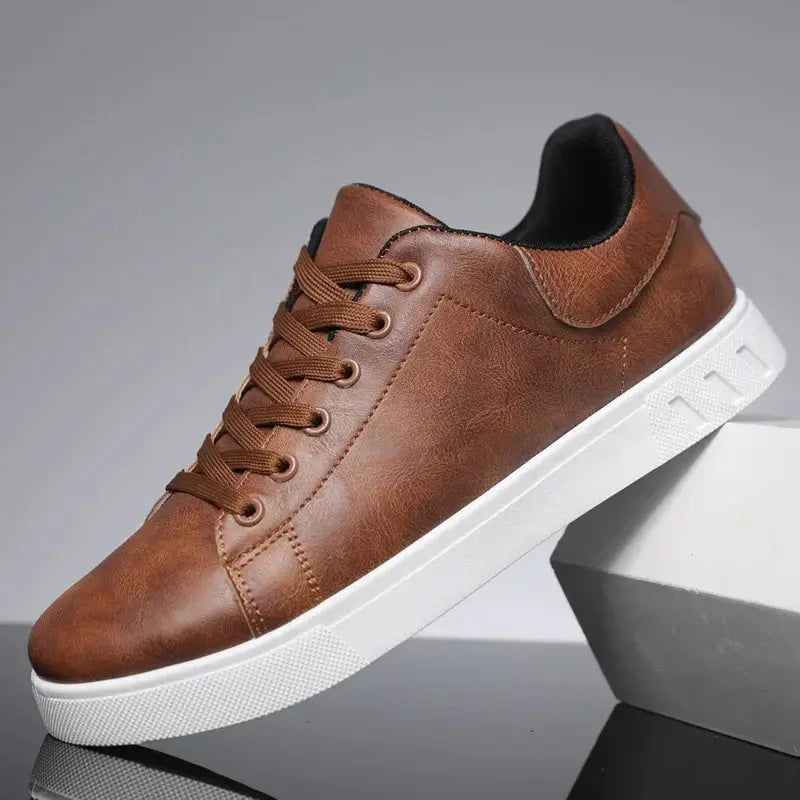 Chaussures sportives décontractées Fernando de Danoir Paris, en cuir noir avec semelle blanche, vue de côté.