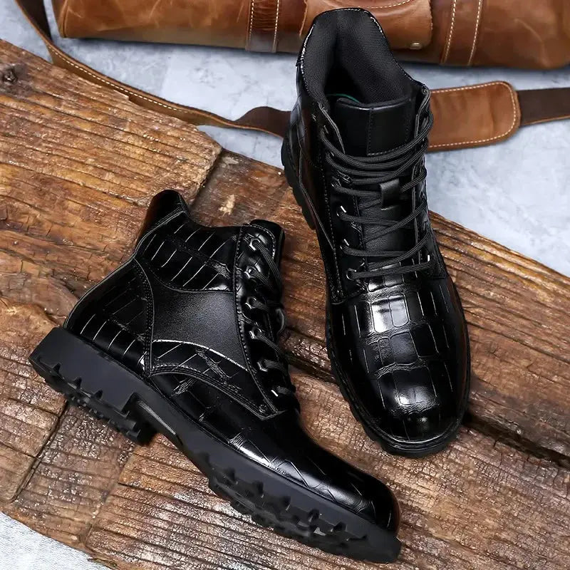 Bottes en cuir de crocodile Rendell™ de Danoir Paris avec détails élégants et finition sophistiquée, vue en gros plan.