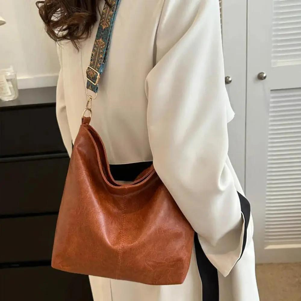 Sac à bandoulière vintage Danoir Paris Freya en cuir marron clair, accessoire élégant et intemporel pour femmes.