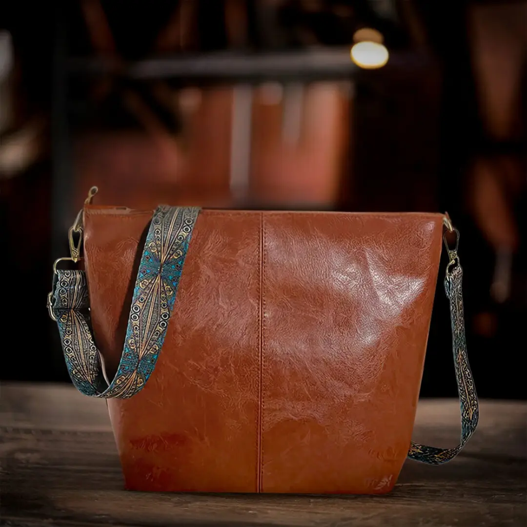 Sac à bandoulière vintage Danoir Paris Freya en cuir marron clair, style intemporel et élégant.