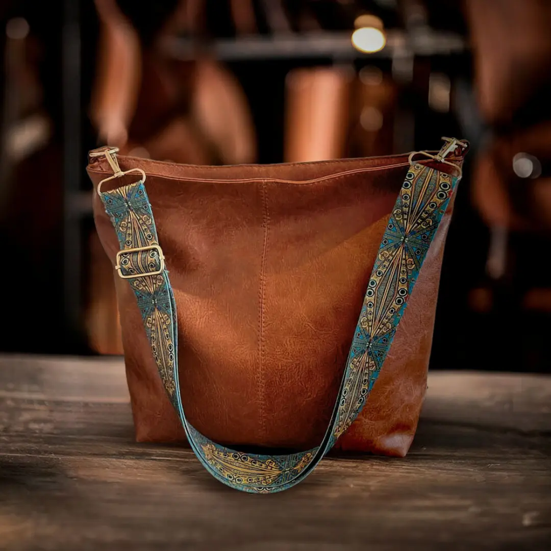 Sac à bandoulière vintage Danoir Paris Freya en cuir marron clair, élégant et intemporel, vue de face avec détails.