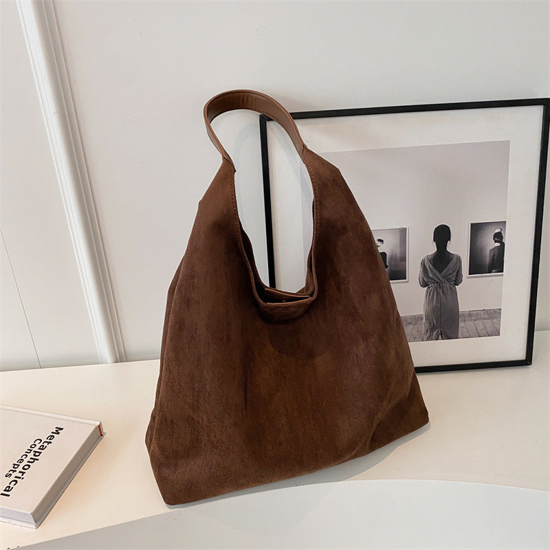 Cabas en daim Sena de Danoir Paris, sac à main en cuir doux, avec poignées robustes et design élégant.