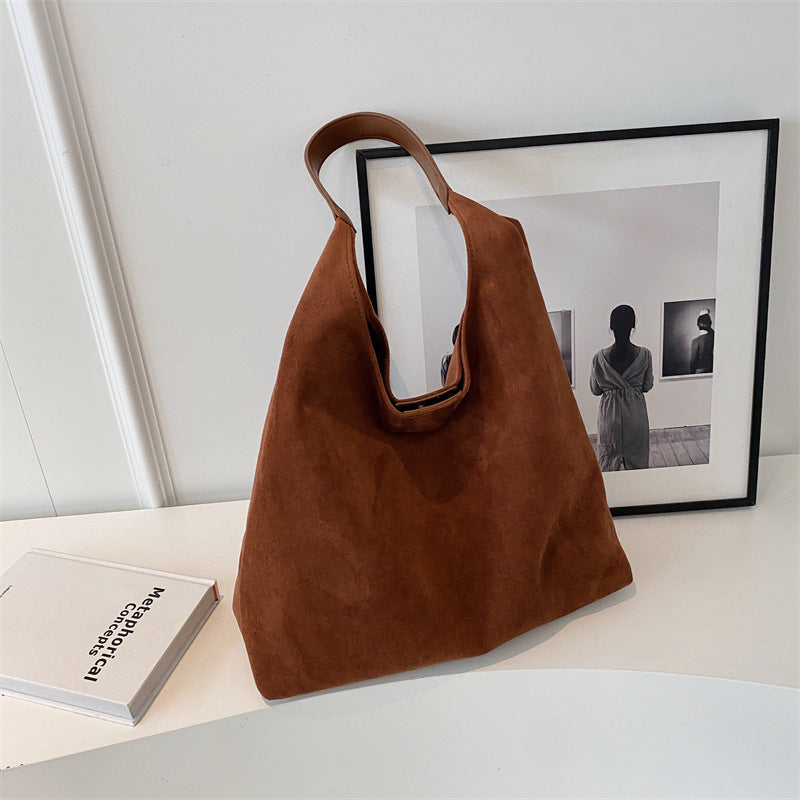 Cabas en daim Sena de Danoir Paris, sac à main élégant avec poignées, couleur beige clair, vue de face.