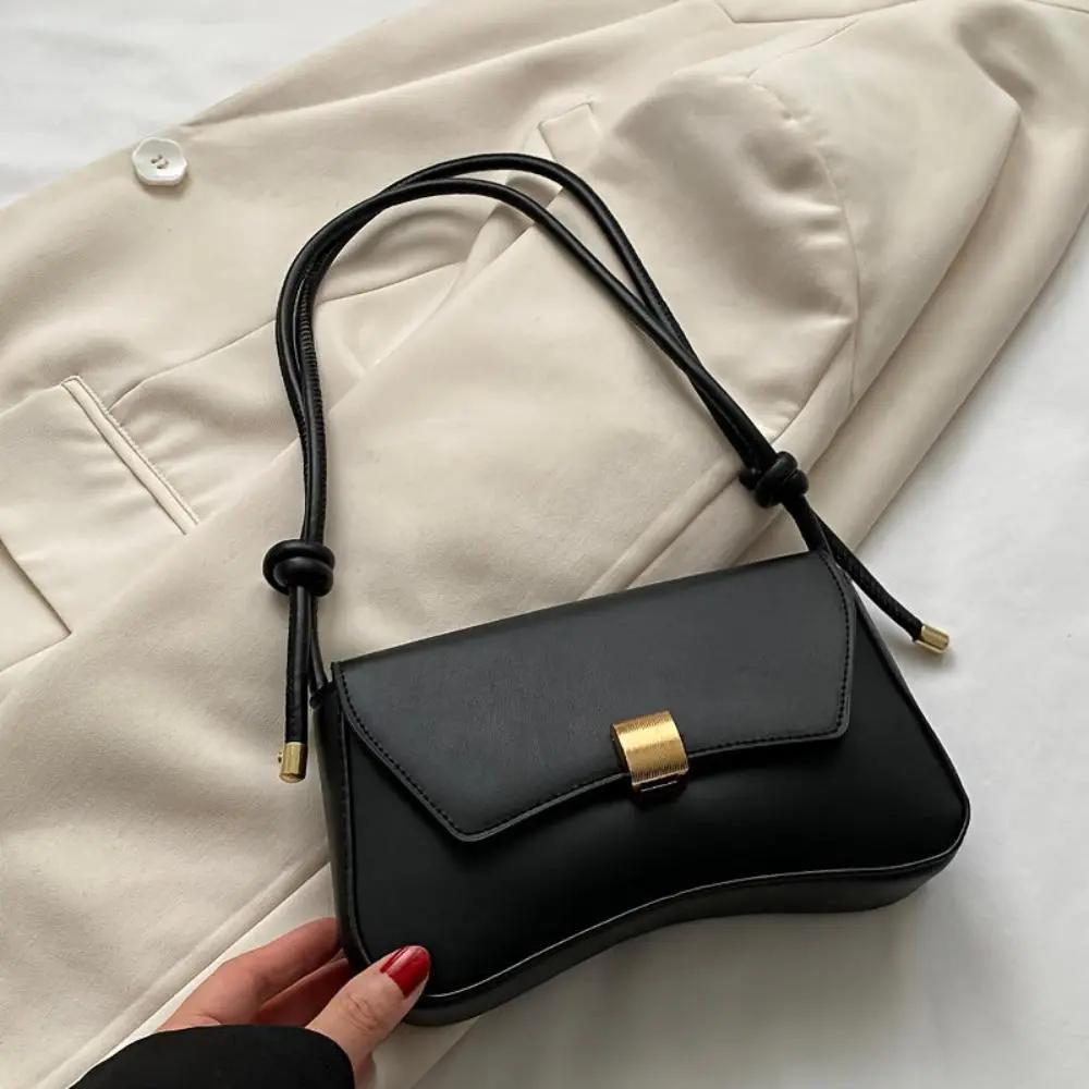 Sac à bandoulière Danoir Paris Daphne au style vintage, en cuir avec détails élégants et fermeture métallique.