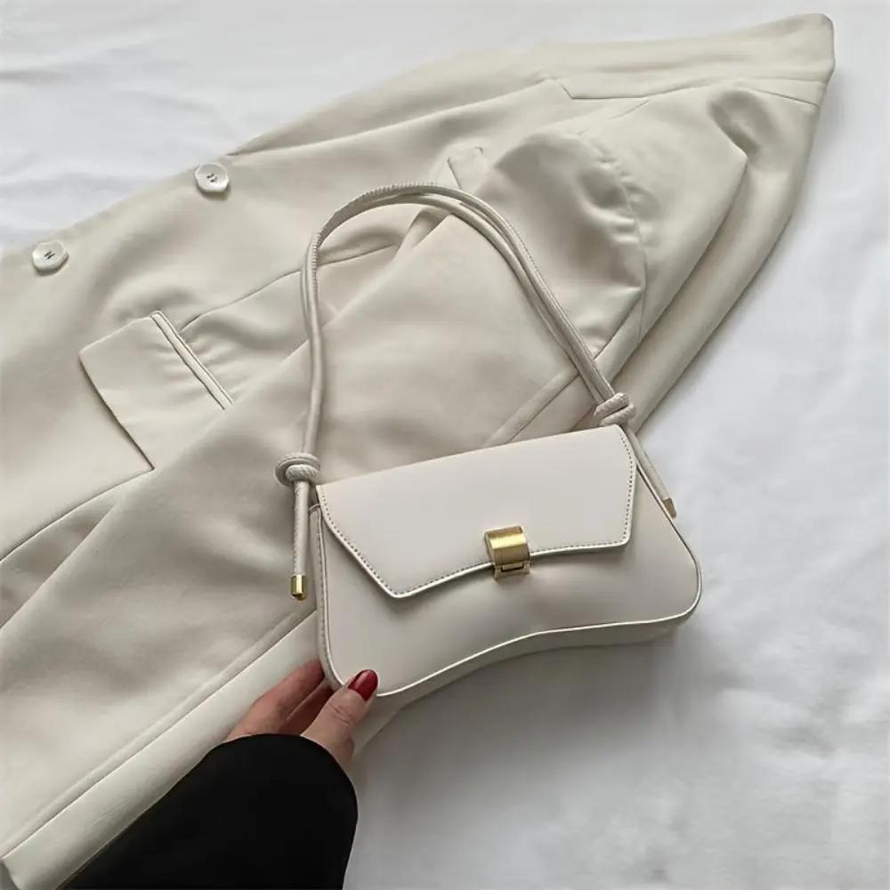 Sac à bandoulière Danoir Paris Daphne au charme vintage, en cuir avec détails élégants et poignées ajustables.