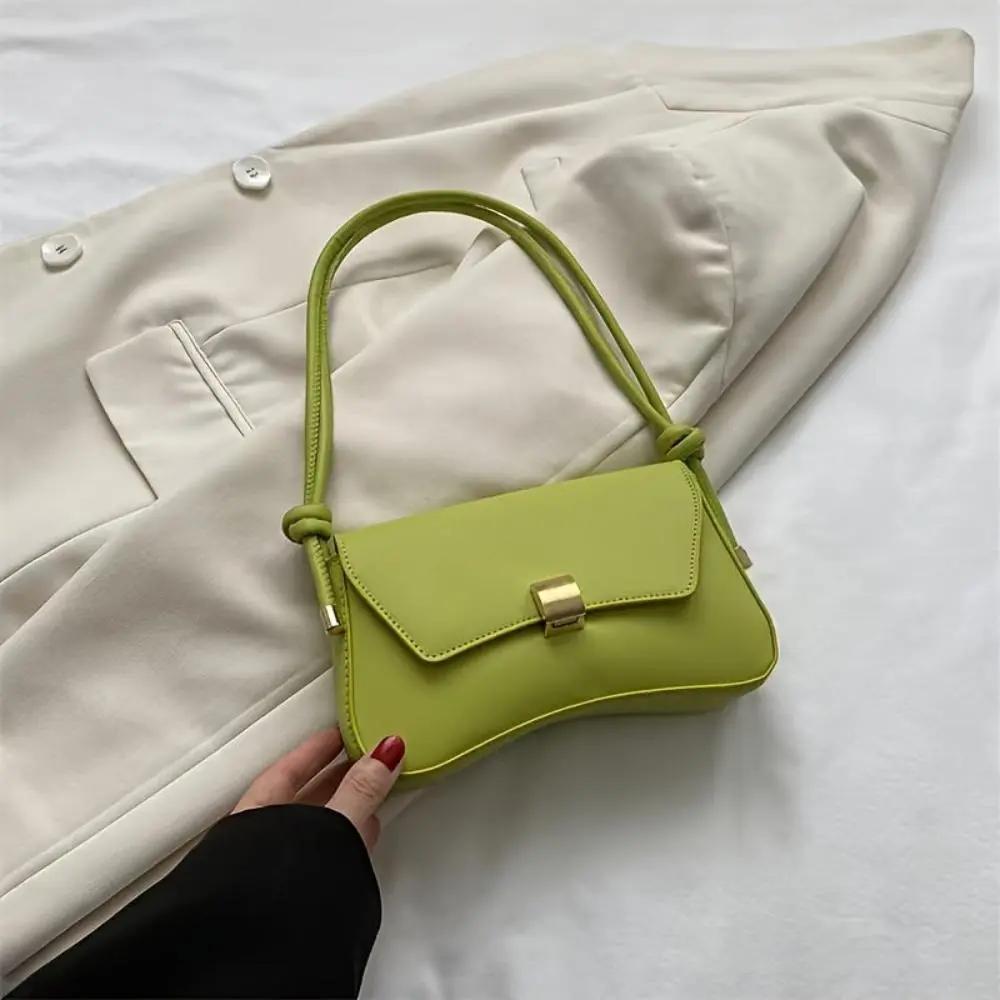 Sac à bandoulière Daphne de Danoir Paris, style vintage avec détails élégants, photo montrant le design et la texture du sac.